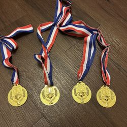 4 Pack Medals , metals Gold Award Medals Suitable for sports competitions Celebration and Party Favors 