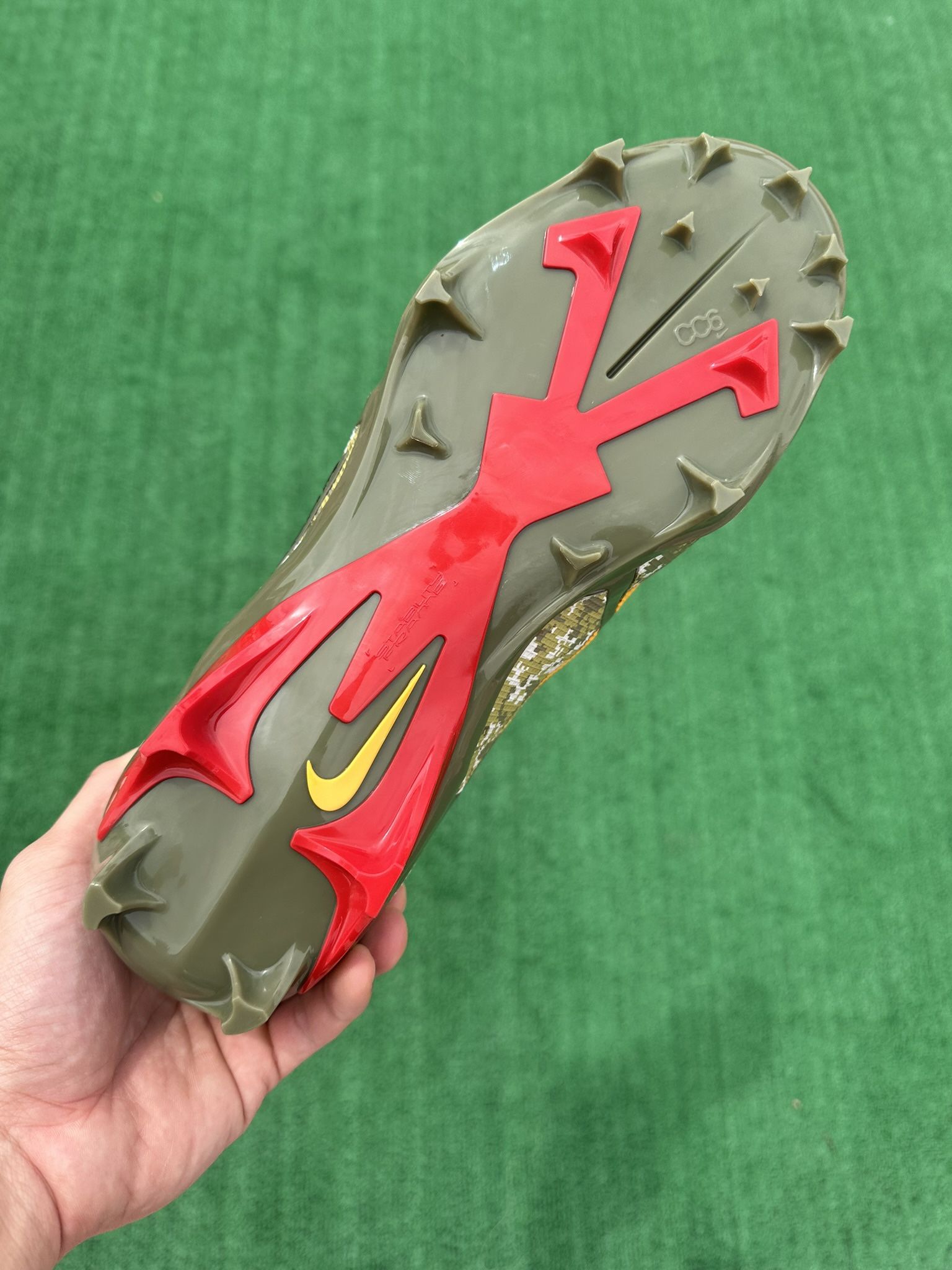 NIKE ALPHA MENACE ELITE 3 “TRAVIS KELCE” FOOTBALL CLEATS (Size 11 
