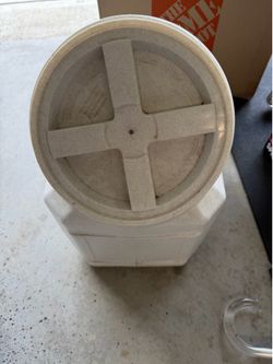 Dog food container