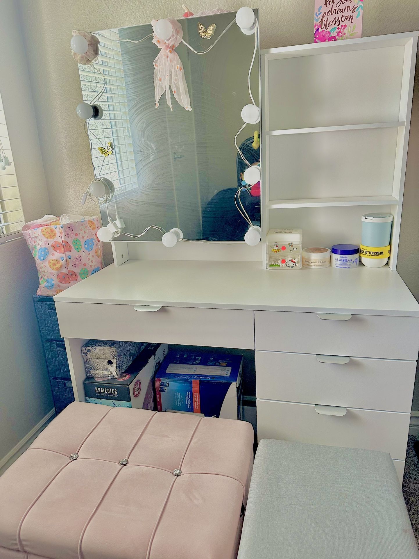 Makeup vanity Dressing Table With 3 Adjustable Light
