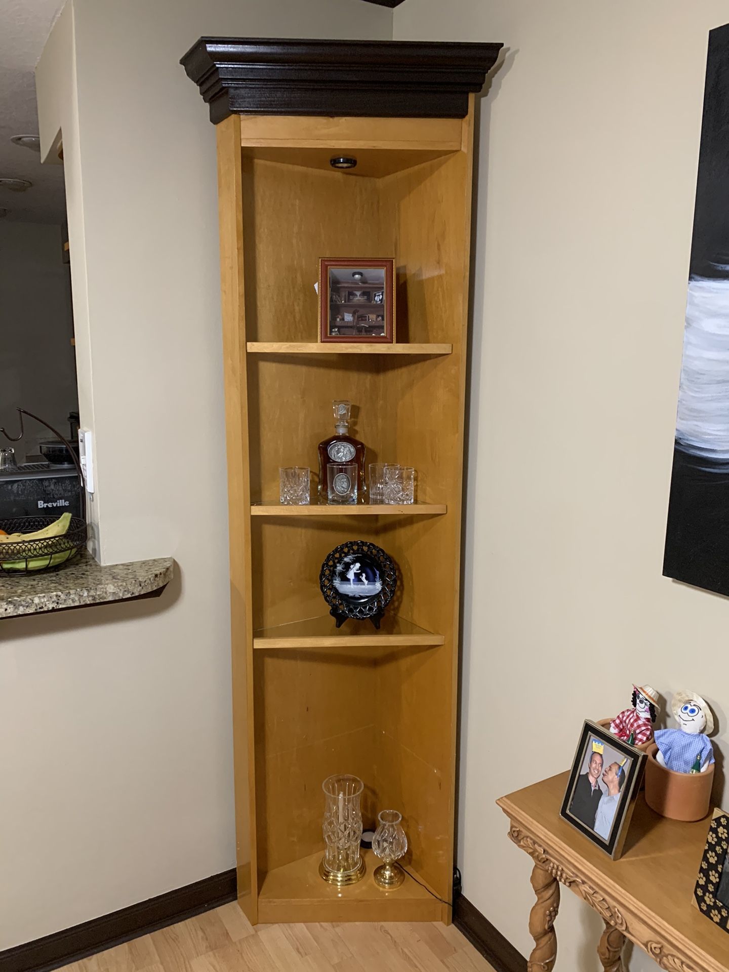 Corner unit with glass shelves