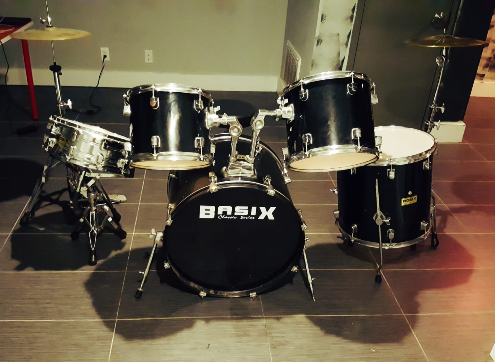 Basix company Heavy duty drum set almost brand new . Used slightly. With stands , sticks and everything..