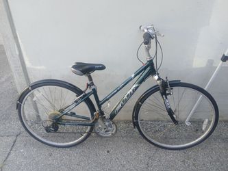Ladies 700c Aluminum fuji crosstown 2.0 hybrid bike