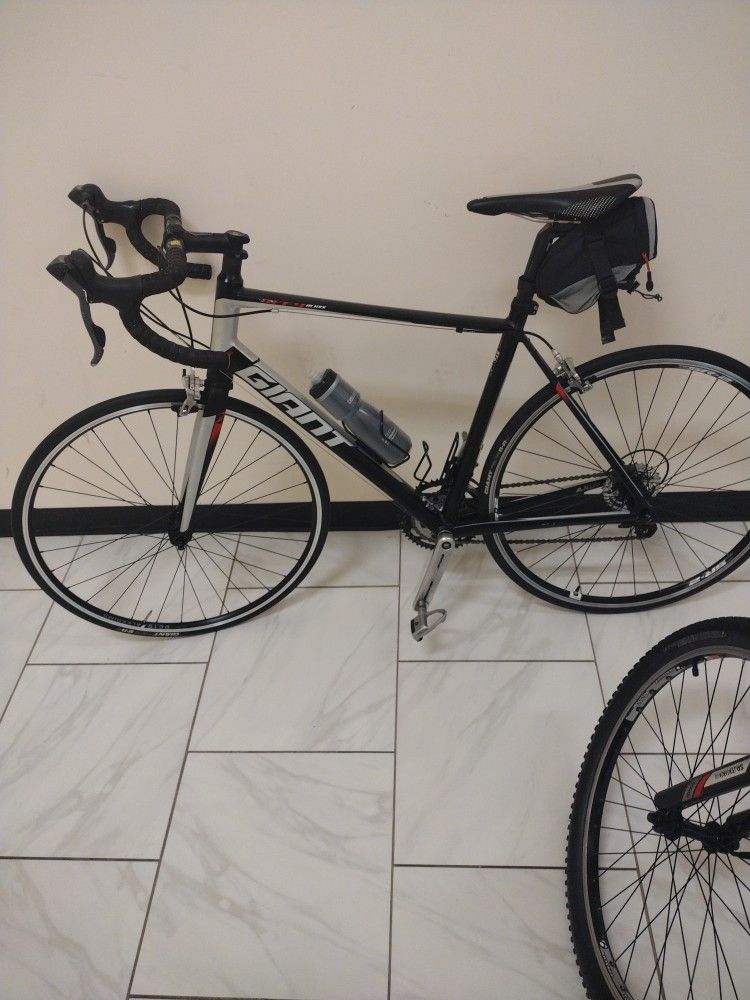 Giant Aluxx 5 Bicycle for Sale in Dallas, TX - OfferUp