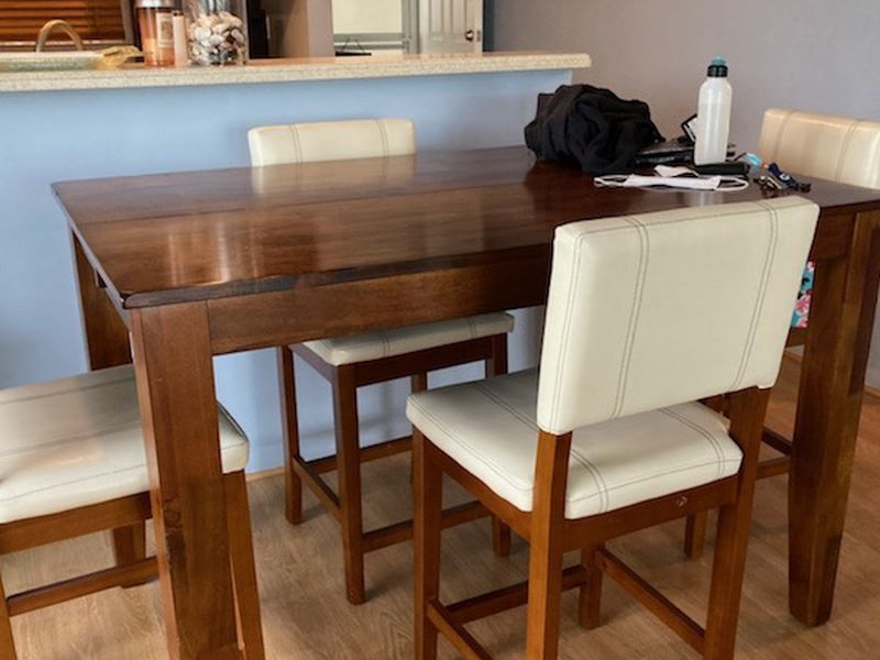 High Top, Kitchen Table With 4 Leatherette chairs