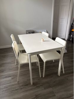 DINING TABLE + 4 CHAIRS