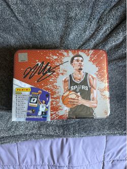 Victor Wembanyama Lunch box with CARDS!