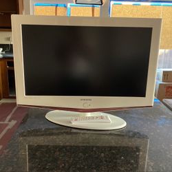 Samsung HDTV 32”- White 