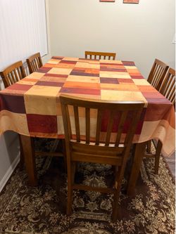Dining table of 6 chairs