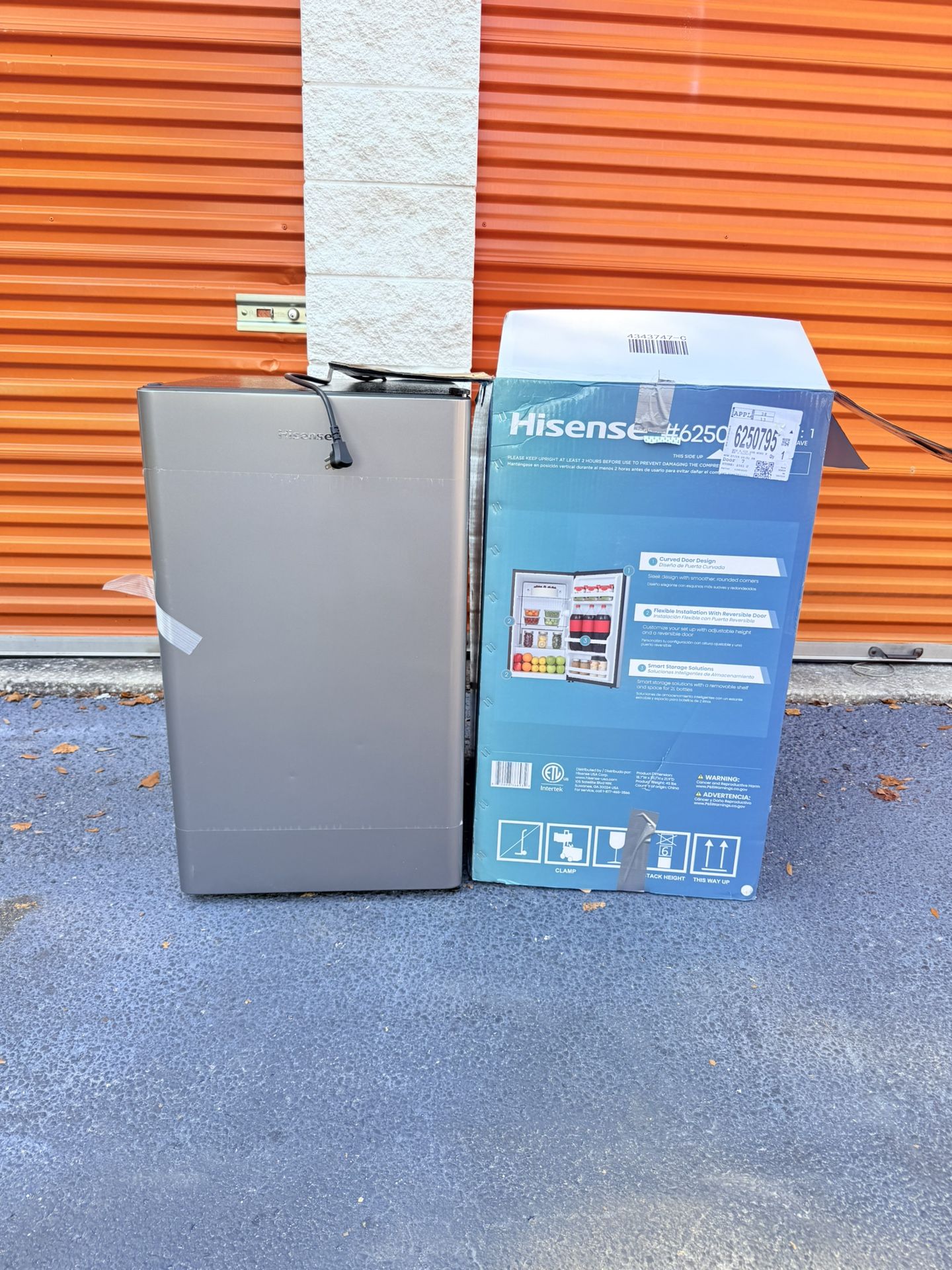 Hisense 4.4-cu ft Mini Fridge ( Silver ) ENERGY STAR