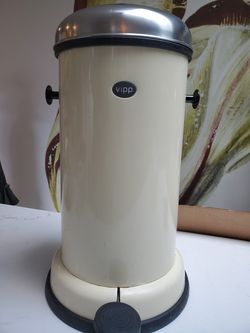 Vipp trashcan