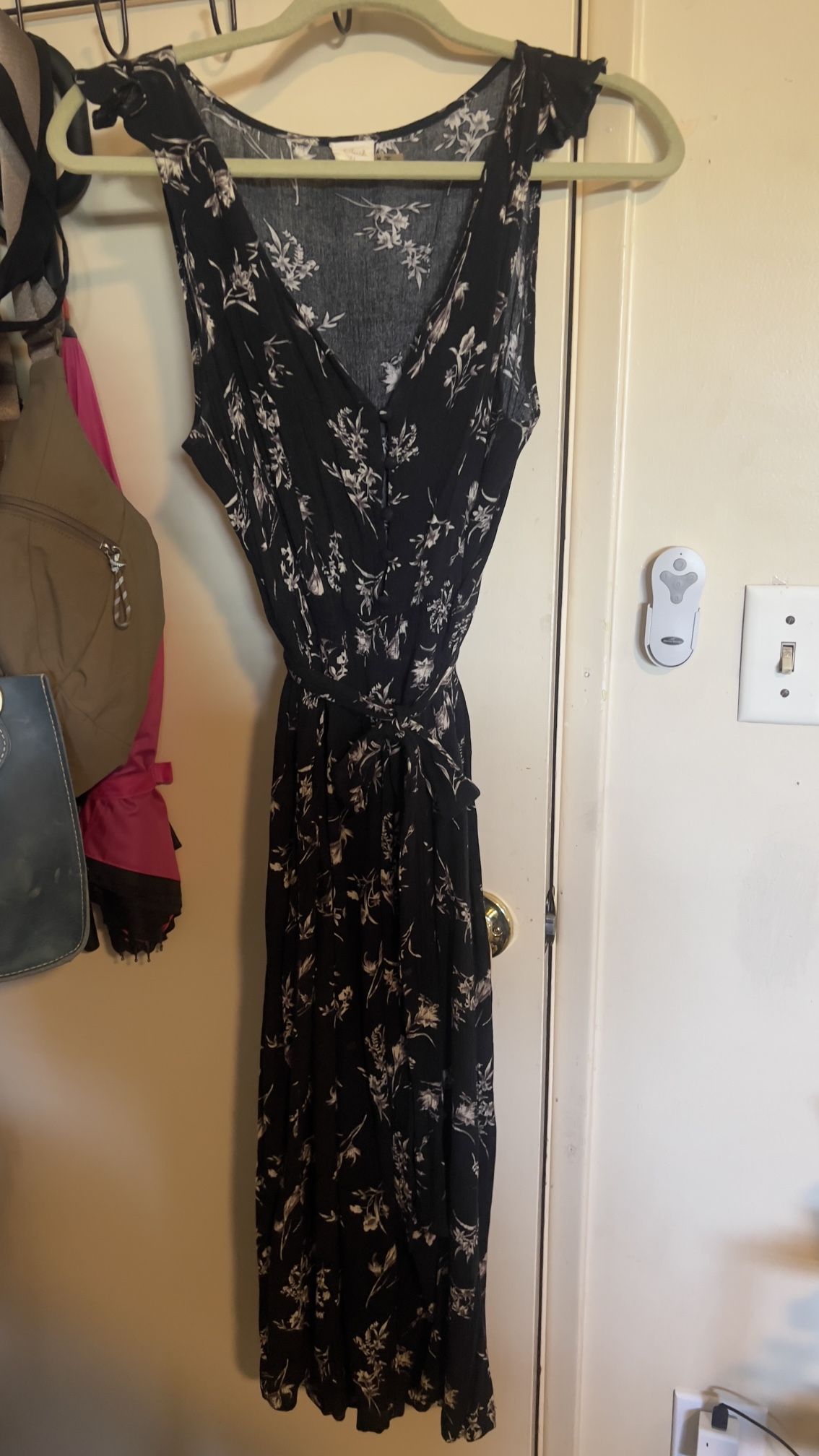 Classy Flower Romper (Used) Wear On The Shoulders (see photos)