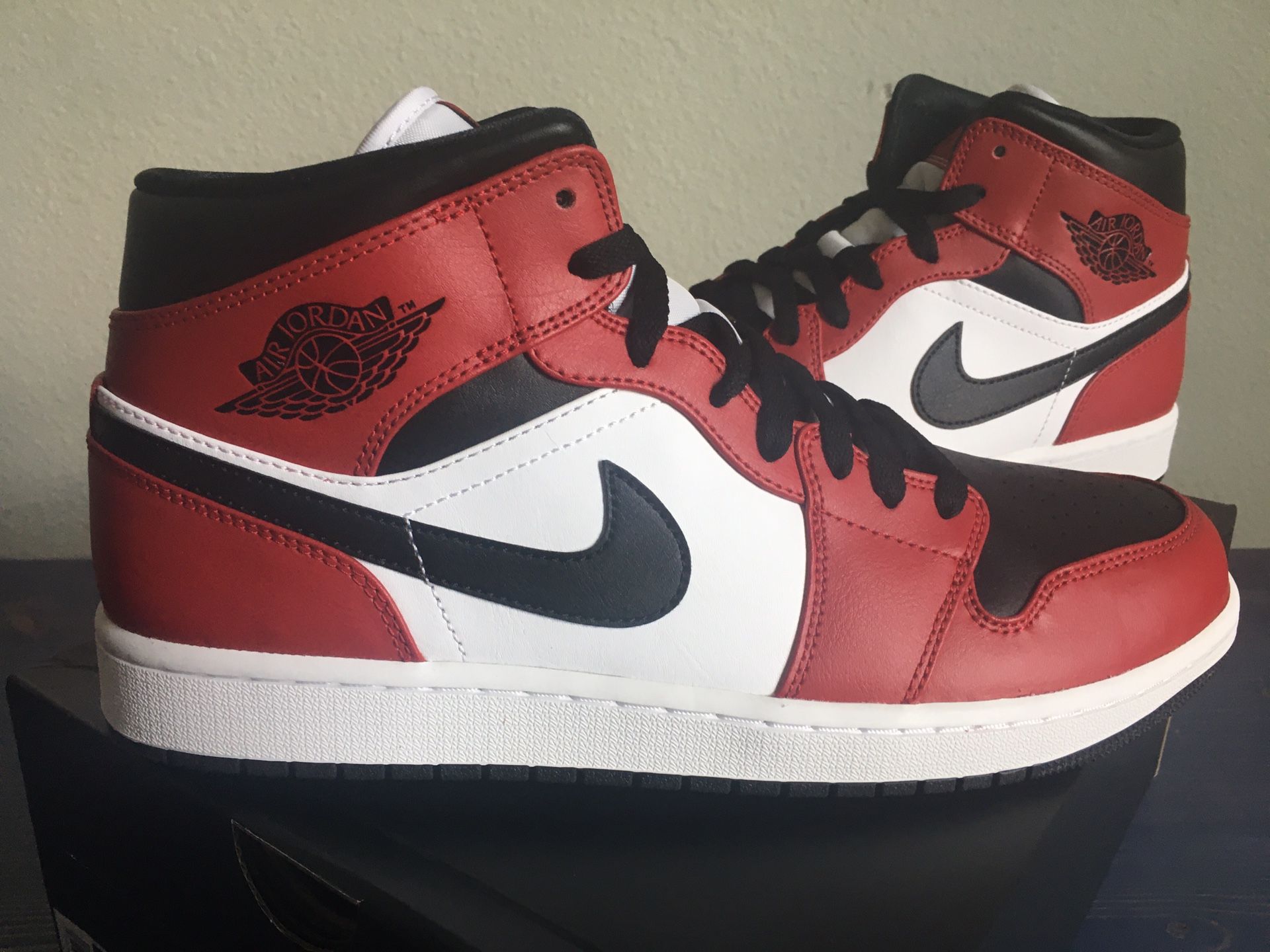 Air Jordan 1 Mid Black Toe