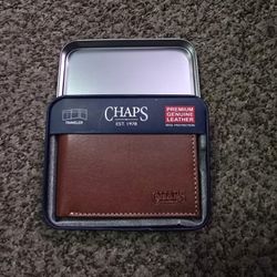 Chaps Men's RFID Security Blocking Leather Traveler Wallet in Tin Box