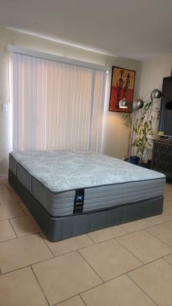 VERY NICE LIKE NEW QUEEN SIZE MATTRESS AND BOXSPRING FOR SALE! IN GREAT CONDITION, FREE DELIVERY