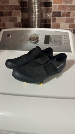 Shimano RP1 bike shoes with cleats