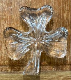 The VTG WATERFORD Crystal 3-Leaf Clover/Shamrock Figurine is a vintage piece signed by the renowned brand Waterford. Standing at 4 1/8 inches tall, th