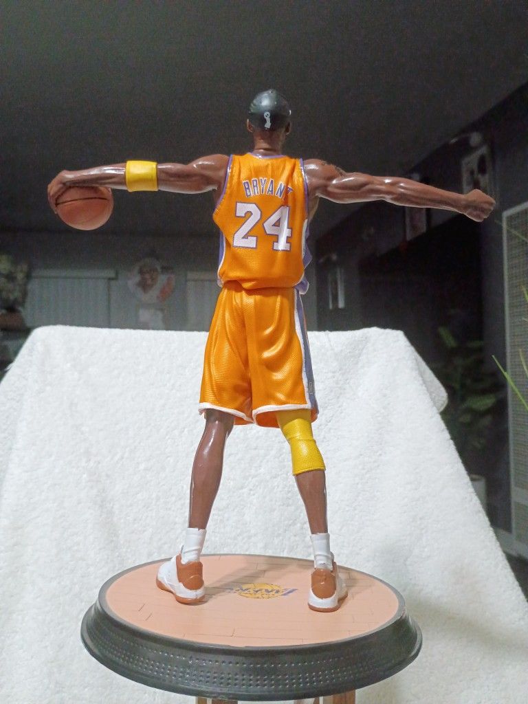 Kobe Beats Boston In 2010 NBA FINALS STATUE GREAT CHRISTMAS GIFT!!!!