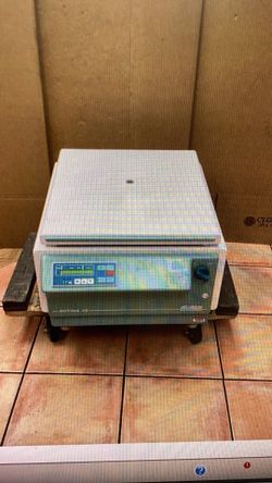 Hettich retina 46 centrifuge year 2001 laboratory
