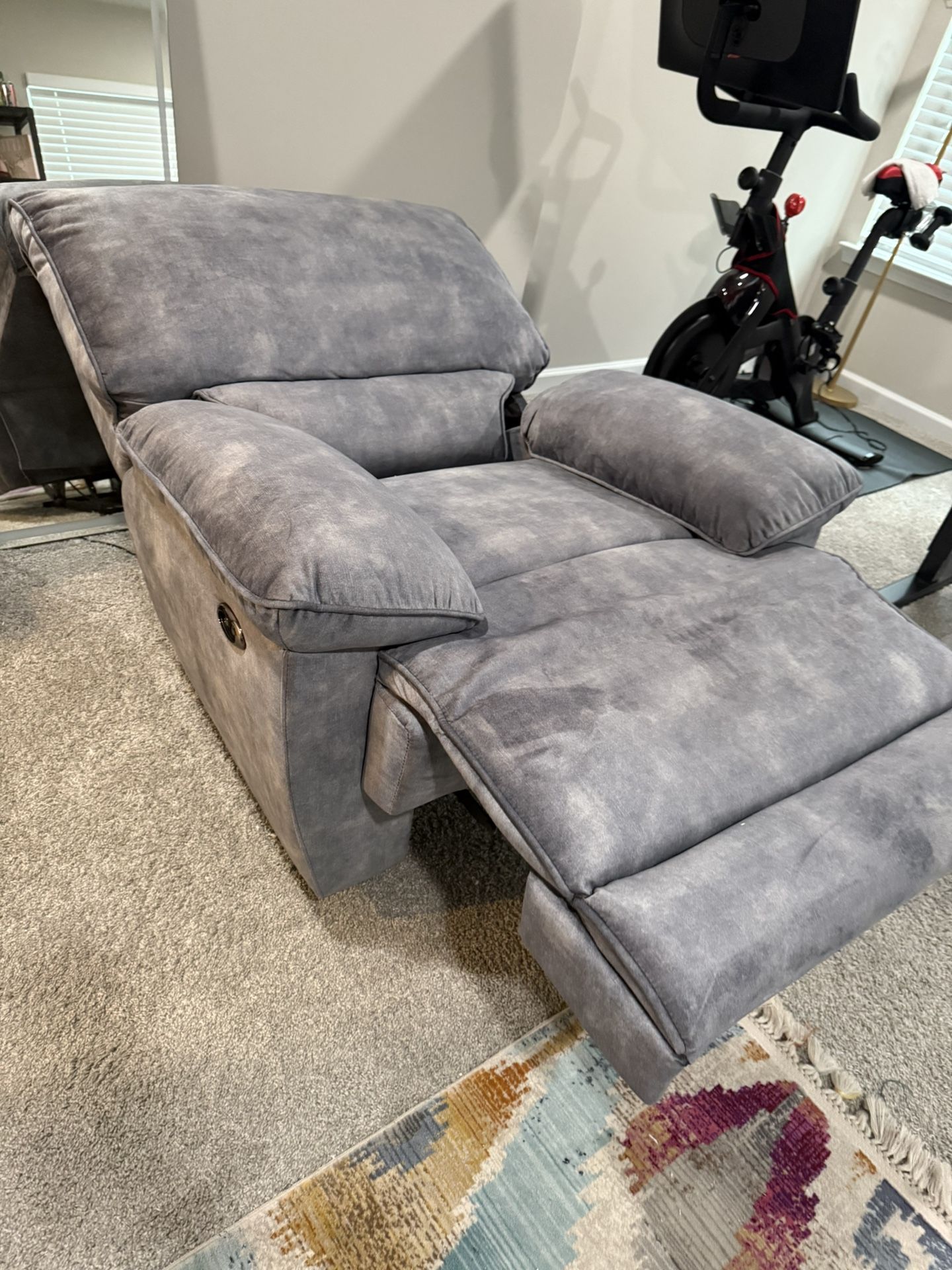 💺 Blue Power Recliner – Like New! $200.00