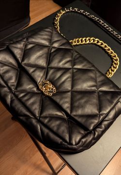 CHANEL 19 MAXI FLAP SHOULDER HANDBAG