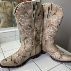 Ladies Boots Cream Color 