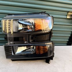 2019 2020 2021 2022  Chevy Silverado 1500 Halogen left driver Headlight Used OEM W/bulbs