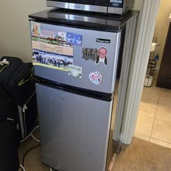 Magic Chef Large Mini Fridge With Freezer