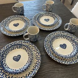 VINTAGE FOLK CRAFT BLUE “HEARTS SPONGEWARE” DINNER SET OF (4)