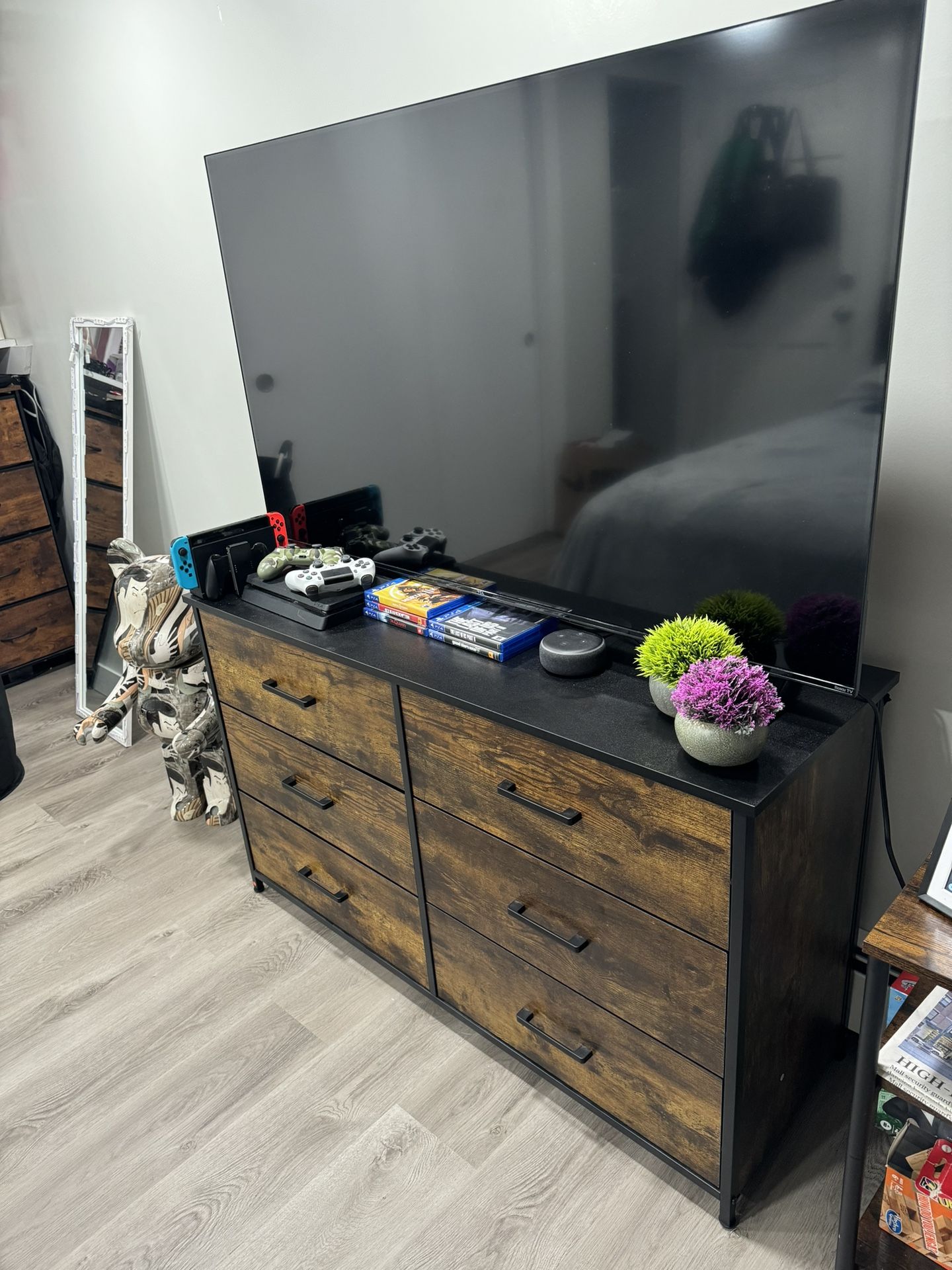Flat Screen Tv & Dresser 