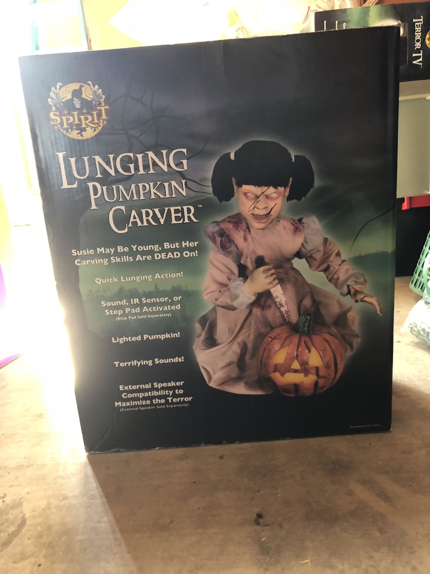 Lunging Pumpkin Carver Halloween Animatronic