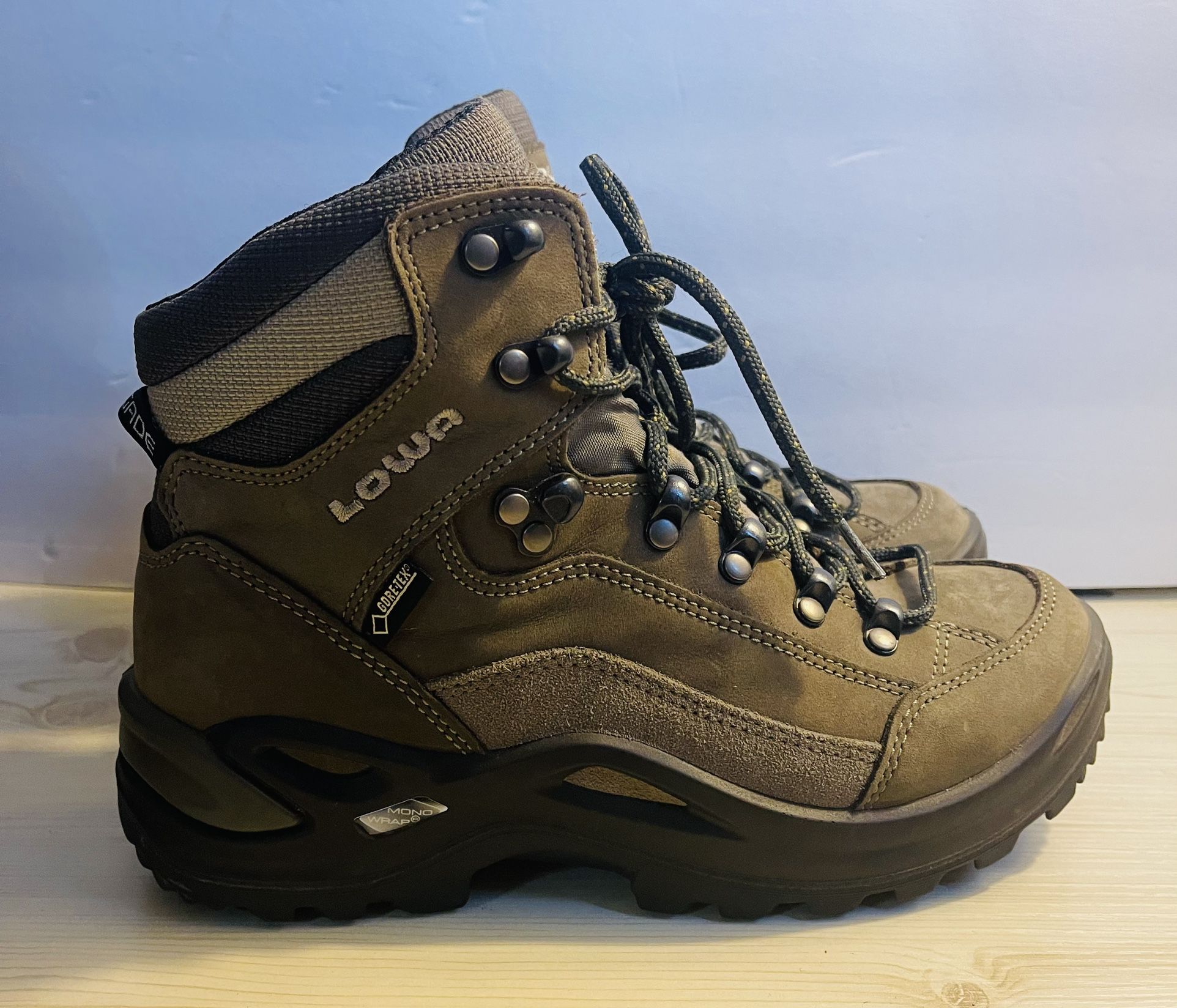 Gastvrijheid Volwassen atomair Lowa Renegade GTX Mid Hiking Boots Womens 7 Leather Gore-Tex Waterproof  Stone for Sale in Downey, CA - OfferUp