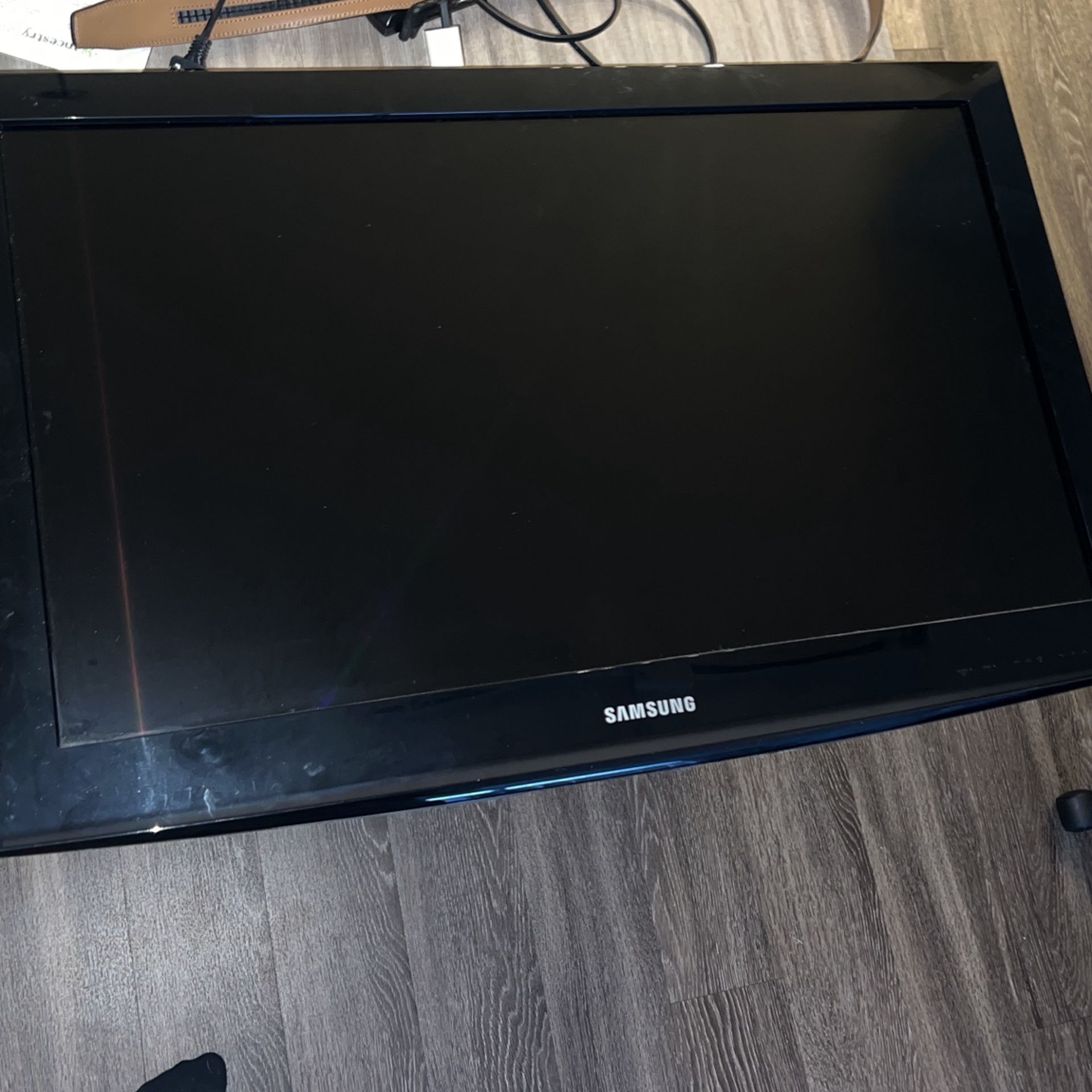 32 Inch Samsung 2011 And Fire stick + TV STAND  Great For Kids Room. 