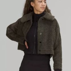 Imagine your favourite denim jacket but in super soft, plushy fleece fabric. Pop the cozy collar for extra warmth on your cheeks when the breeze picks