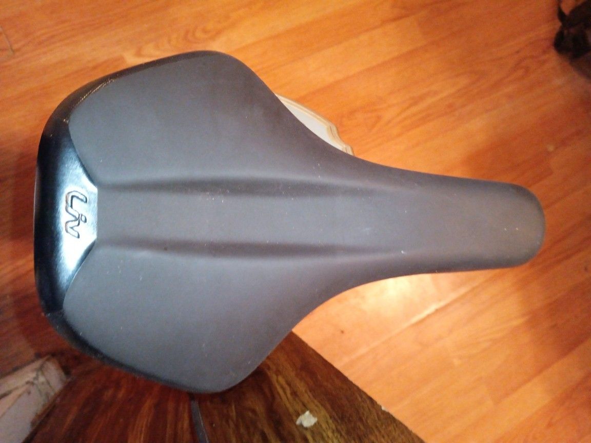 LIV{black leather streamline bicycle saddle}