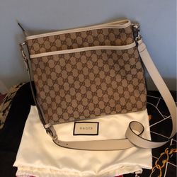 Authentic  Gucci Signature  https://offerup.com/redirect/?o=QmFnLk5ldw== W/auth Cards