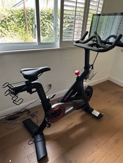 Peloton Bike (excellent condition )