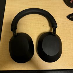 Sony XM5 Headphones 