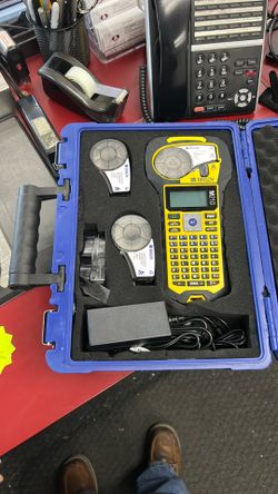 1003 Brady M210 Portable Handheld Electricians Label Maker W/ 1-Battery, Charger & Lable Cartridges In Hard Carry Case 547529