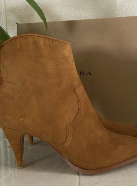 Zara Boot Size 38, 7