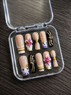 Press on Nails - Size M - CASH ONLY - 75th Ave and Peoria