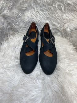 These black suede Rockport shoes feature a flat design with crisscross straps.