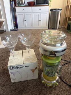 Margarita Machine Margaritaville DM1000 + 4 margarita glasses