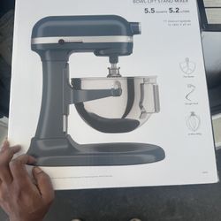 BRAND NEW IN THE BOX NEVER BEEN OPENED DELUXE KITCHEN AID MIXER