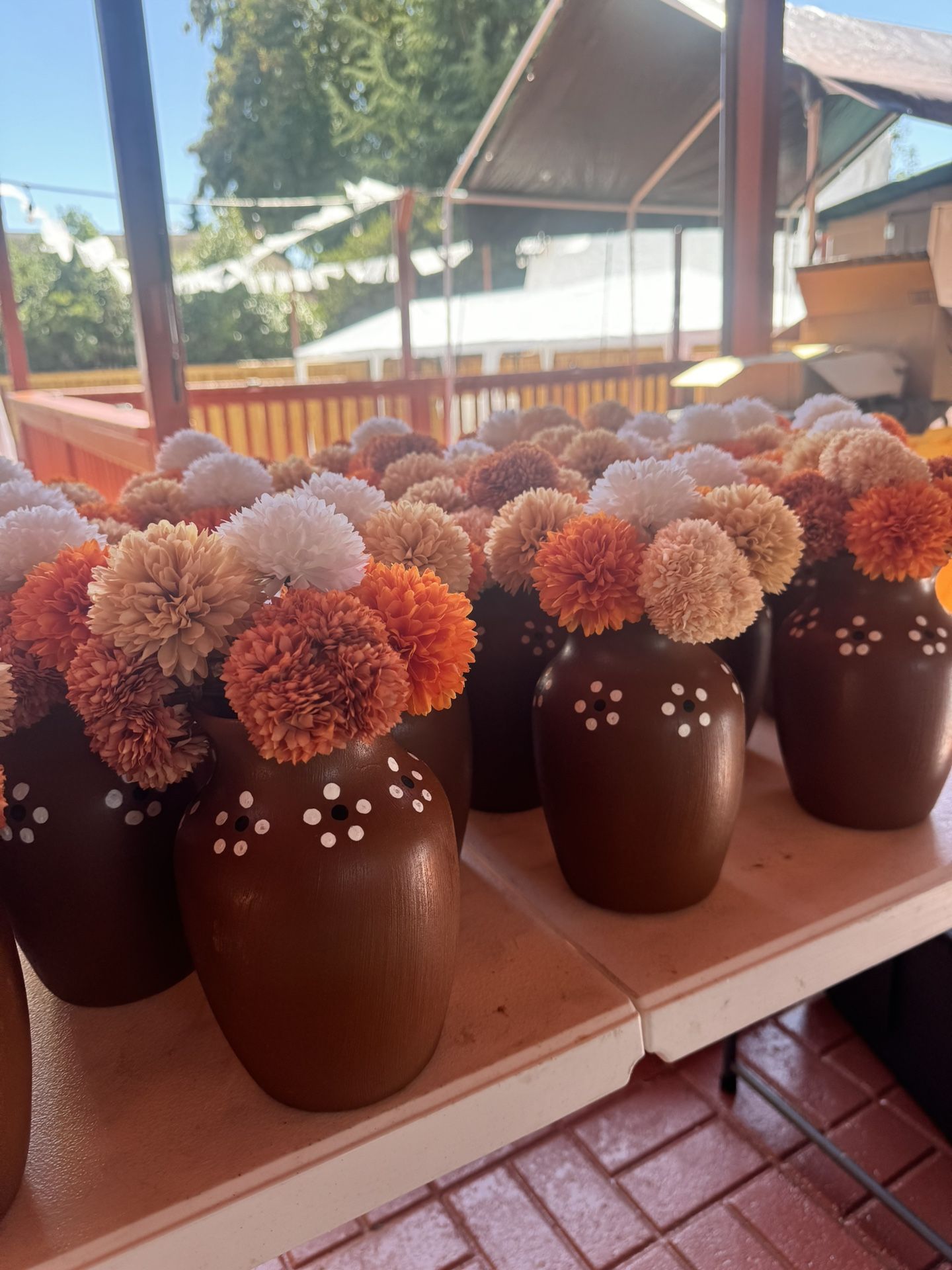 59 “barro” style charger plates / 28 Vases