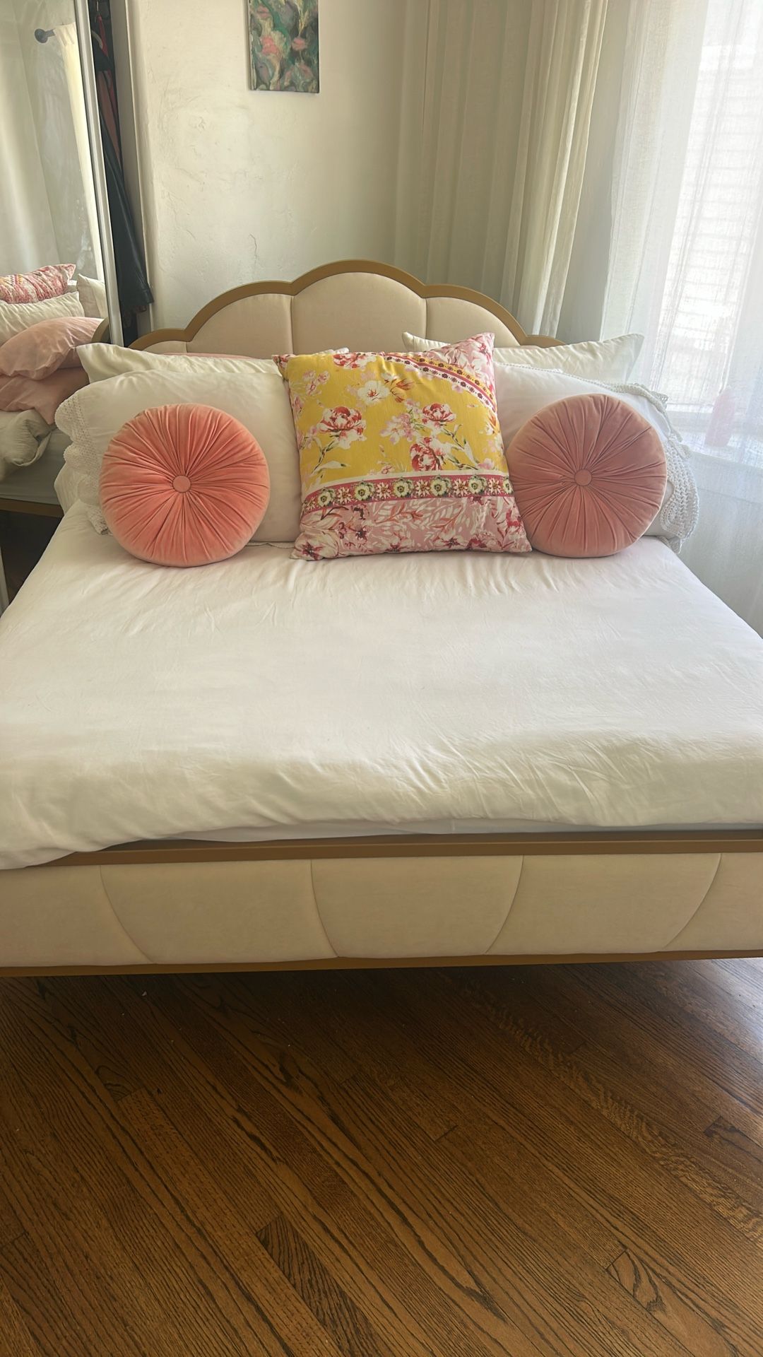 BEAUTIFUL CLAM SHELL QUEEN SIZE BED FRAME BRAND NEW