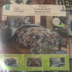 Five piece coordinated bed set twin new in the package