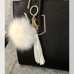 Handbag in sturdy grained imitation leather / Keychain Pompon Fringes Cartera . Condition is New with tags.   Handbag in sturdy, grained imitation lea