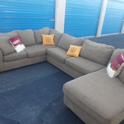 Modern Huge Sectional Couch 🛋️ Very Clean 