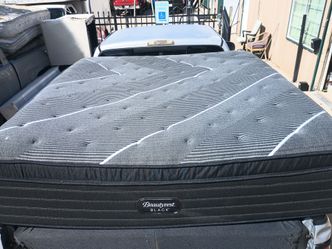 King beautyrest black pillowtop mattress and box spring 🚚🚚 Free delivery